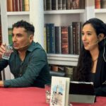 Un extranjero hablando solo